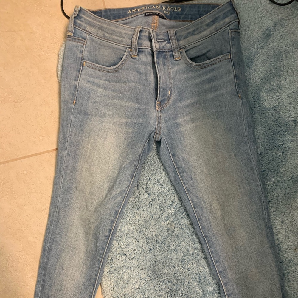 anerican eagle lightwashed jeans